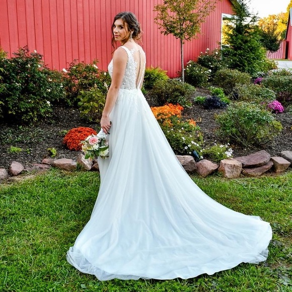 Wedding dress - Picture 1 of 3